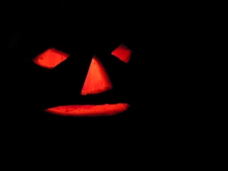 Jack o' lantern, Halloween, 1999. Handheld, f/2.0 at 1/60 sec. Click to see 1200x900 version. [C-2000Z]